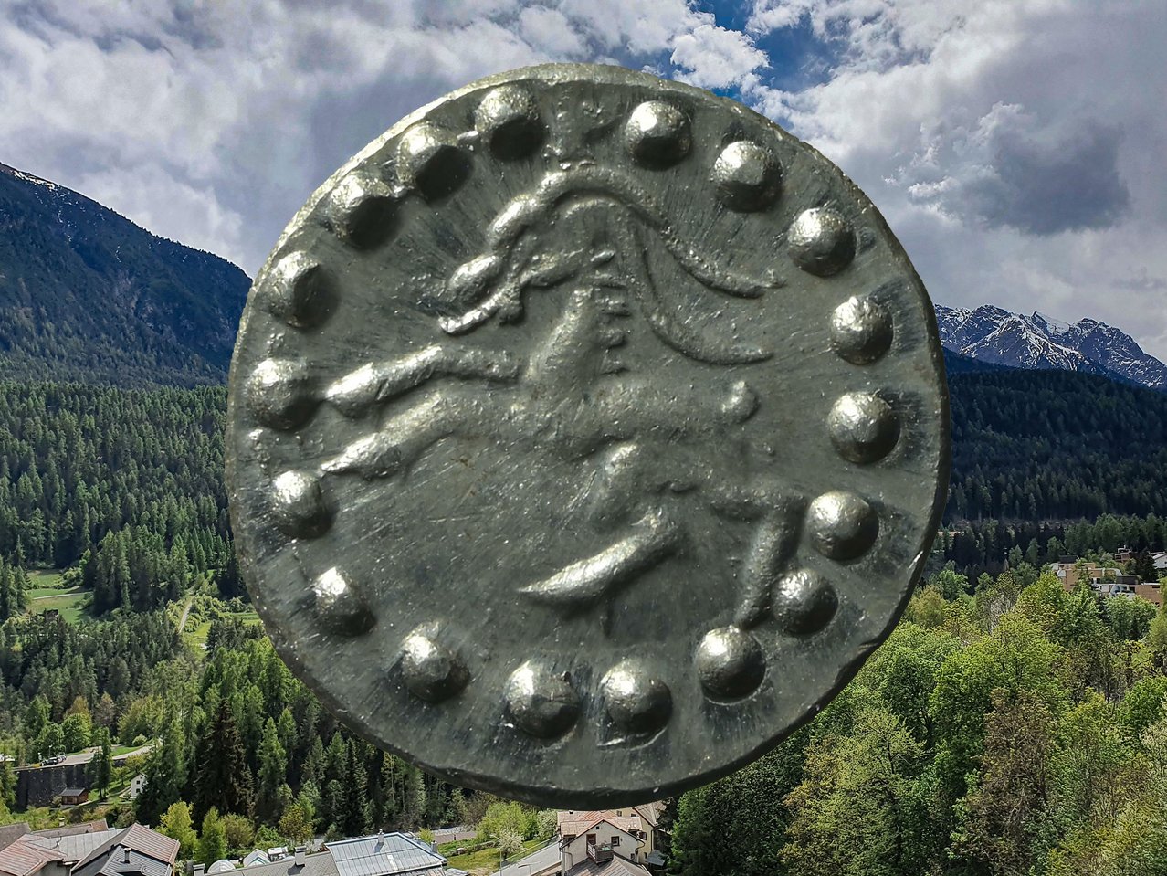 Zinn-Kopie eines Pfennigs des Bistums Chur (Original Silber). (Bild: Rätisches Museum)