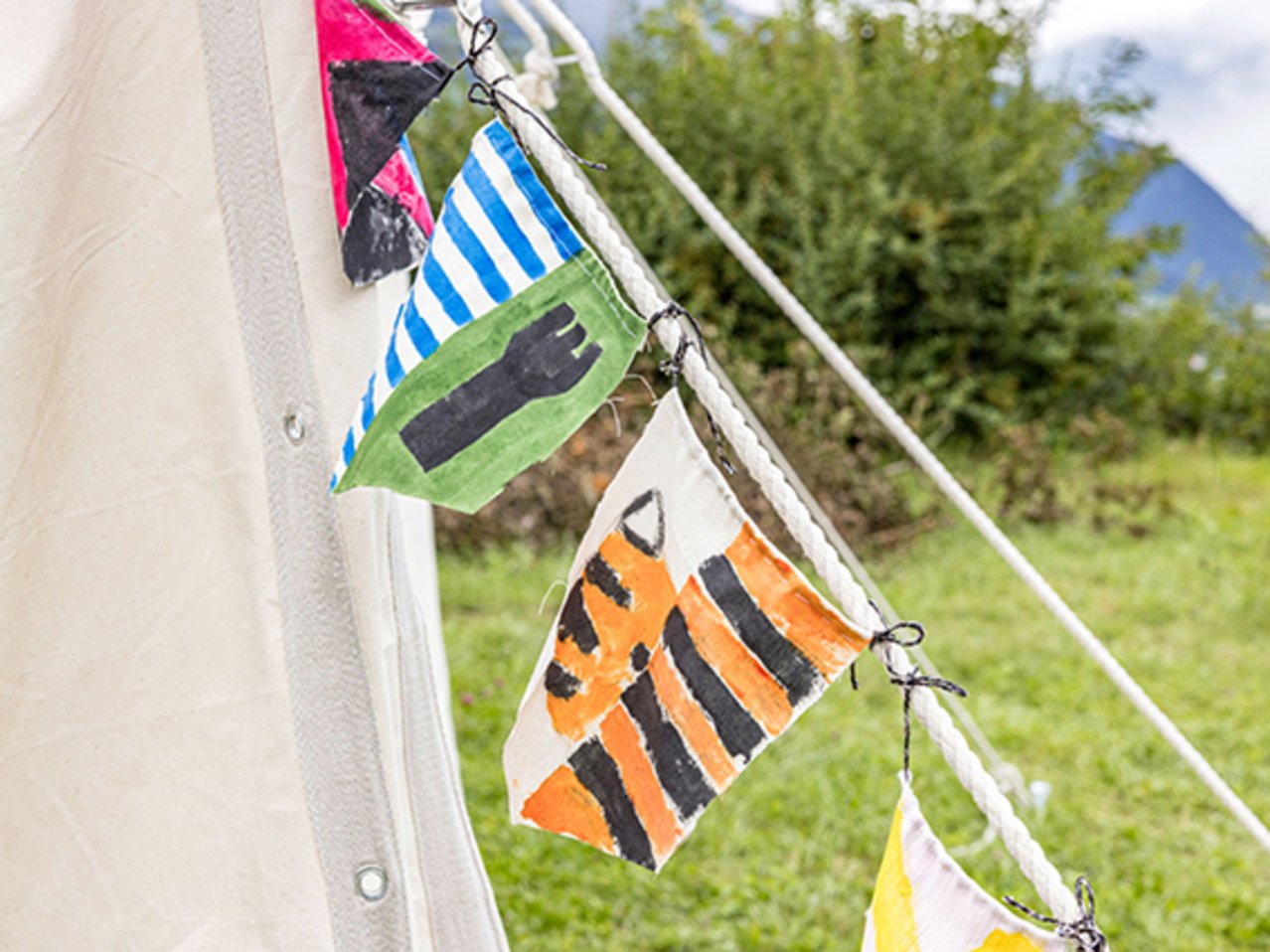 Das Ritterzelt schmücken (Bild © Mathias Kunfermann, demateo.com)